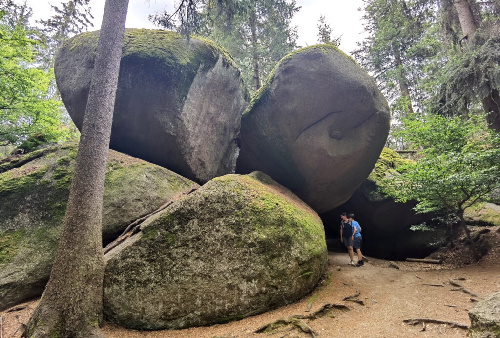 Wuchtige rund Granitfelsen bilden das Felsenlabyrinth Luisenburg