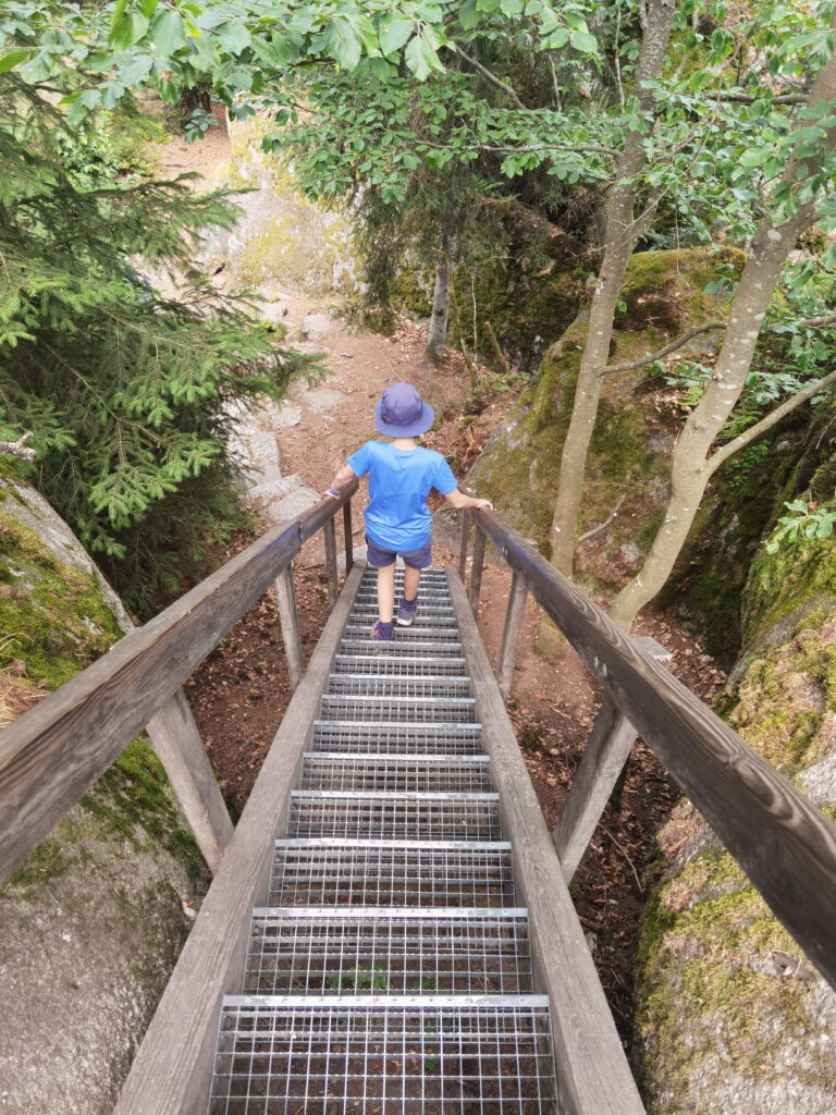 Die Felsenlabyrinth Luisenburg Wanderung führt über Treppen, durch Felsspalten und Waldwege