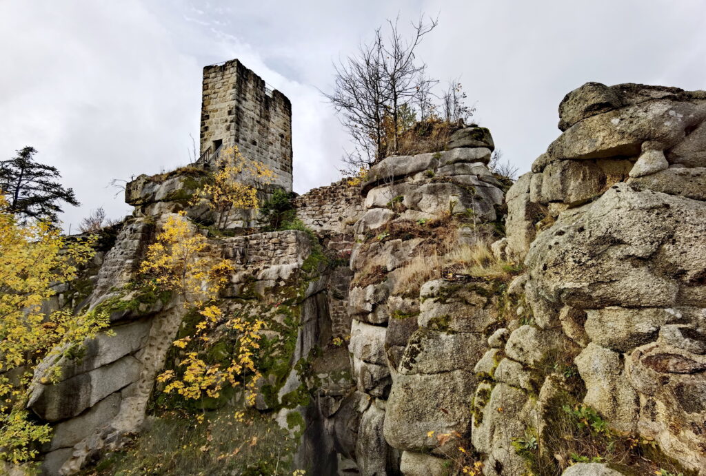 Die Burgruine Weißenstein ist eng verwoben mit den Felsen