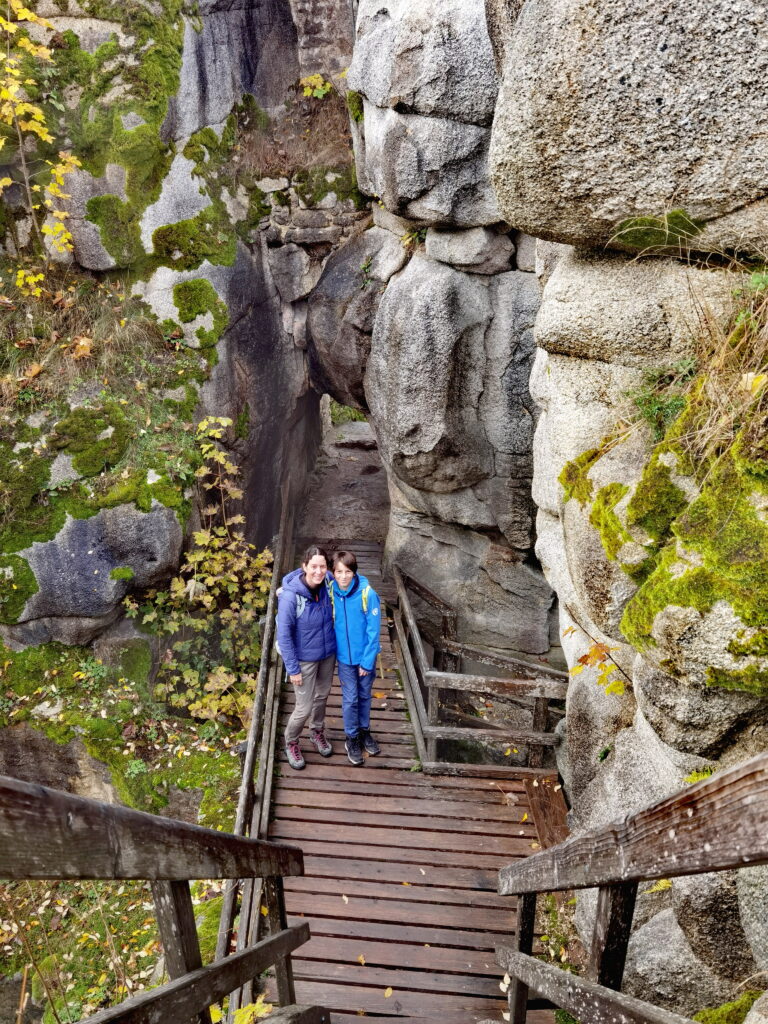 Der Felsdurchgang auf der Burgruine Weißenstein führt zur Aussichtsplattform