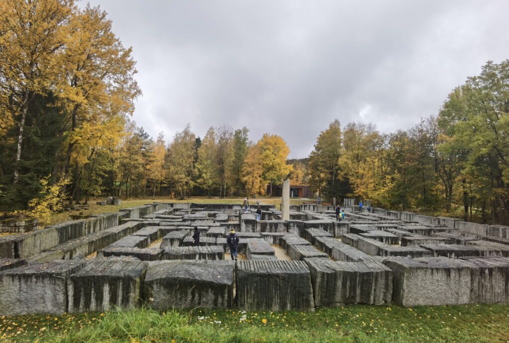 Das Granitlabyrinth befindet sich im Fichtelgebirge, nahe dem Felsenlabyrinth Luisenburg