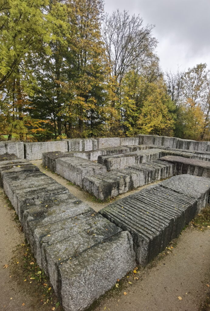 50 Zentimeter hohe Steinblöcke bilden das Granitlabyrinth