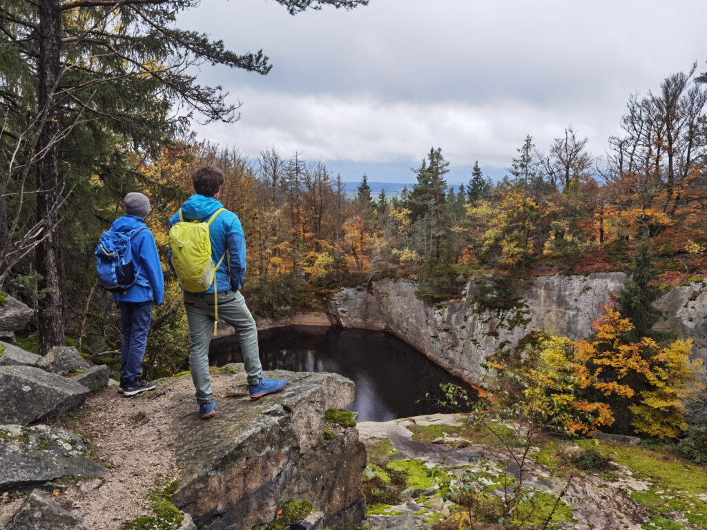 Vom Granitlabyrinth kommst du auf dem Steinbruchweg zum idyllischen See im Rupprechtsbruch